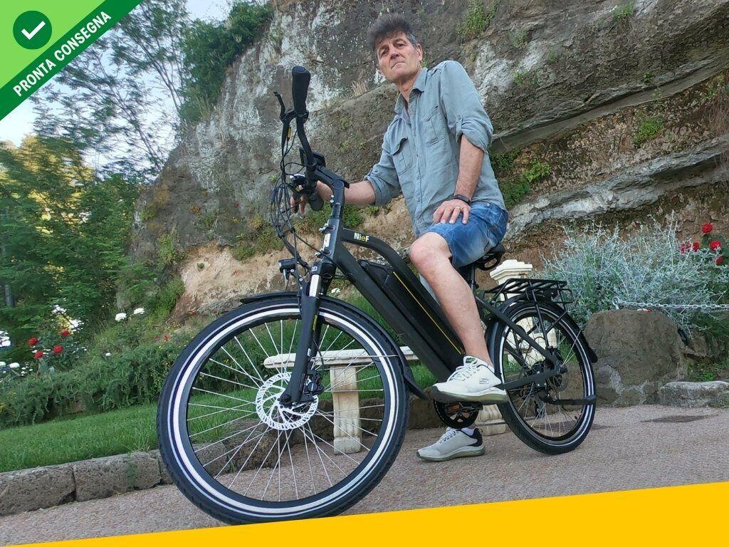 Nief Sibilla X Ebike - Bicicletta elettrica 250W 36W - Ciclista alla guida